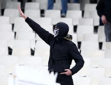 Σουρεάλ σκηνικό - Ναζιστικός χαιρετισμός στην κερκίδα του Άγιαξ, εκεί που σηκώνουν εβραϊκές σημαίες (φώτο)